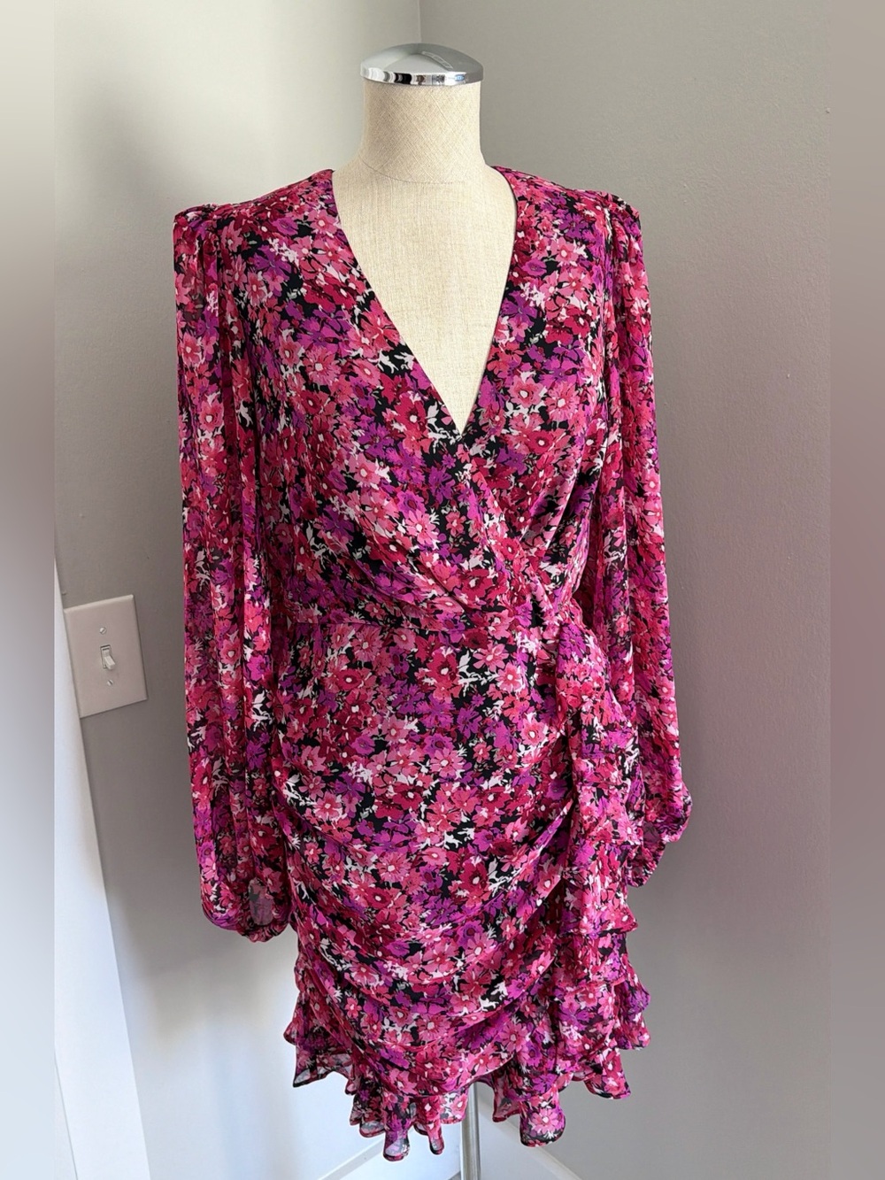 Express Women’s Pink Black White Floral Chiffon V-Neck Wrap Mini Dress M